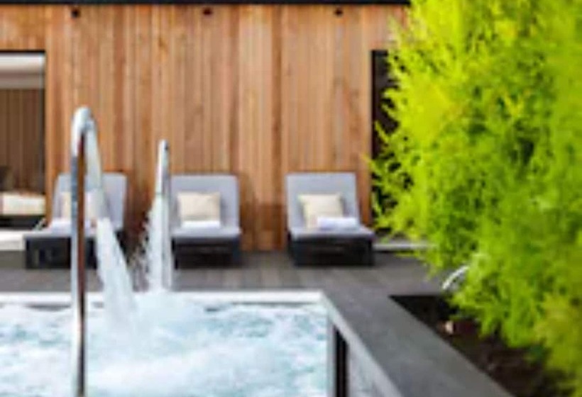 Отель Champneys Forest Mere