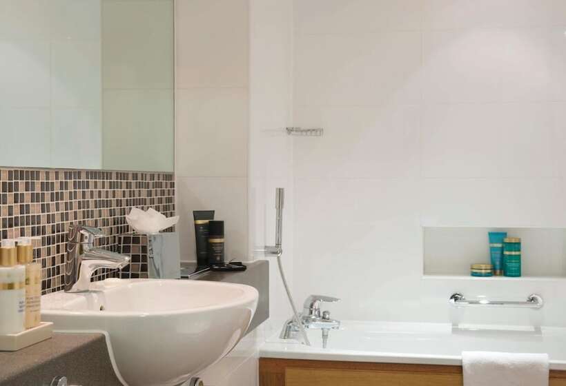 فندق Champneys Springs