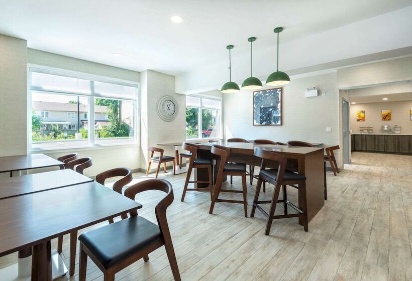 Отель Comfort Inn & Suites