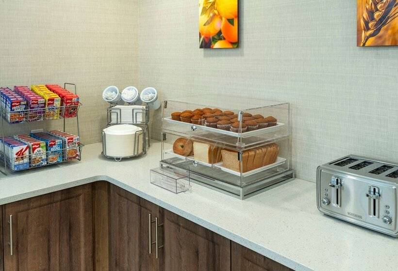 Отель Comfort Inn & Suites