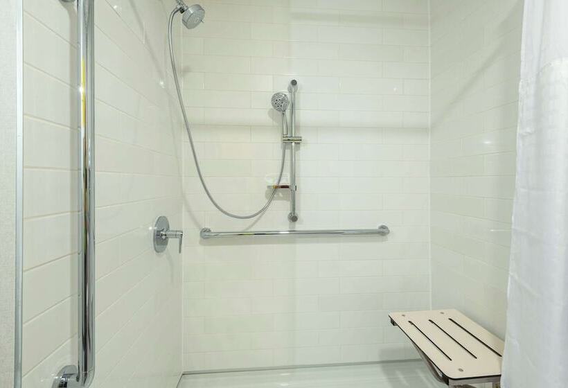 Отель Comfort Inn & Suites