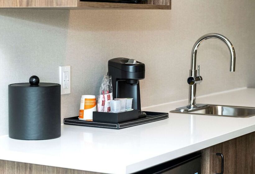 Отель Comfort Inn & Suites