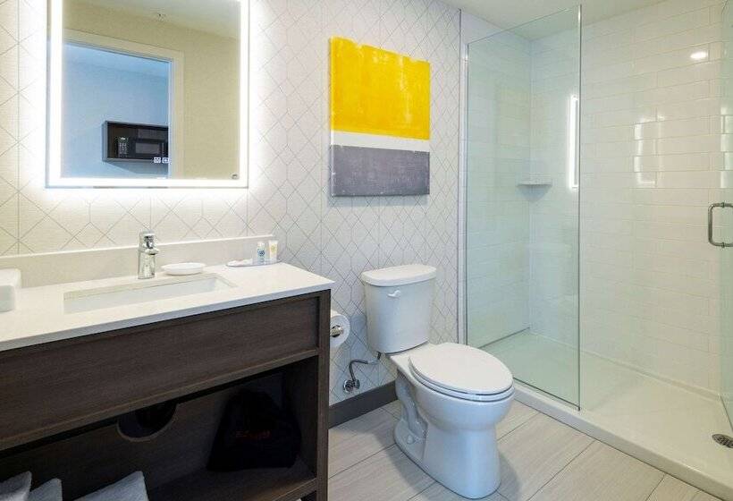 Отель Comfort Inn & Suites