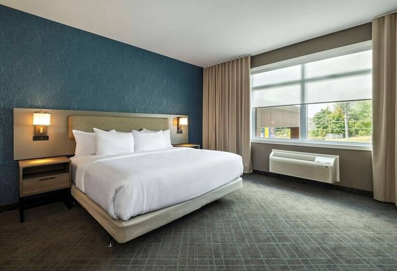 Отель Comfort Inn & Suites