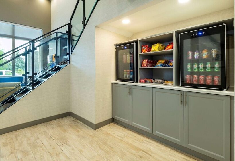 Отель Comfort Inn & Suites