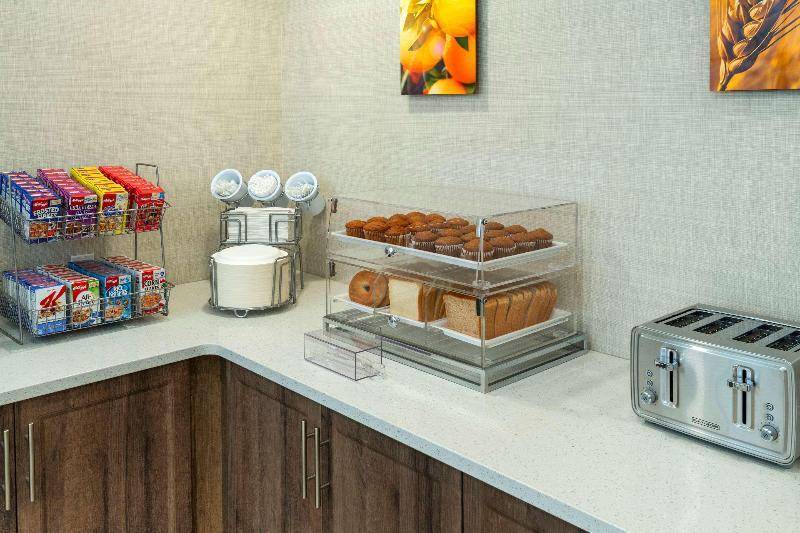 Отель Comfort Inn & Suites