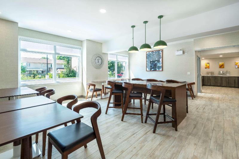 Отель Comfort Inn & Suites