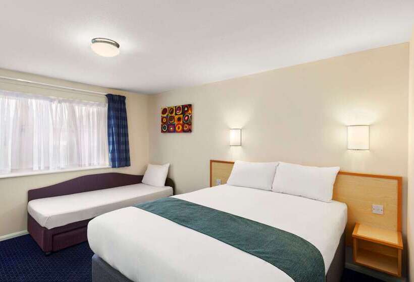 בית מלון כפרי Days Inn Sutton Scotney South