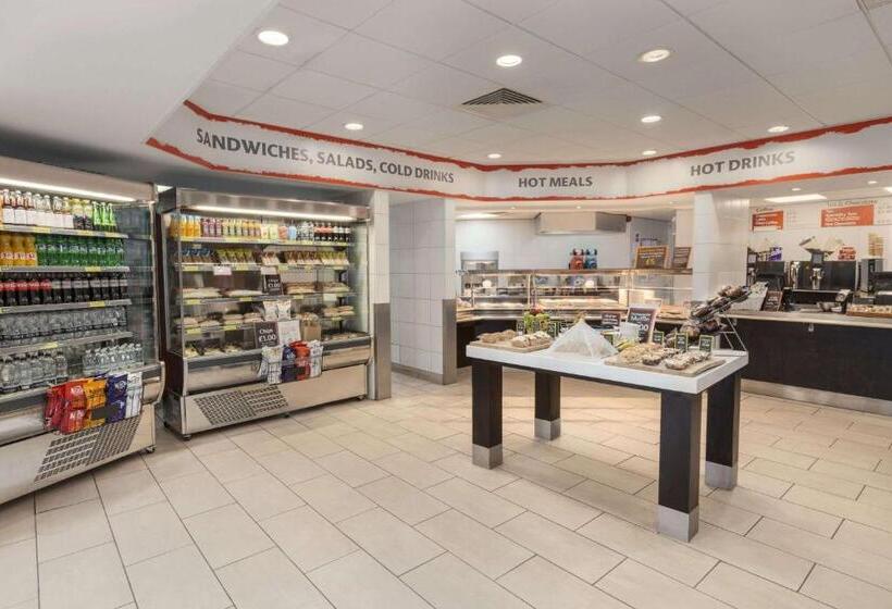 Отель Days Inn Magor