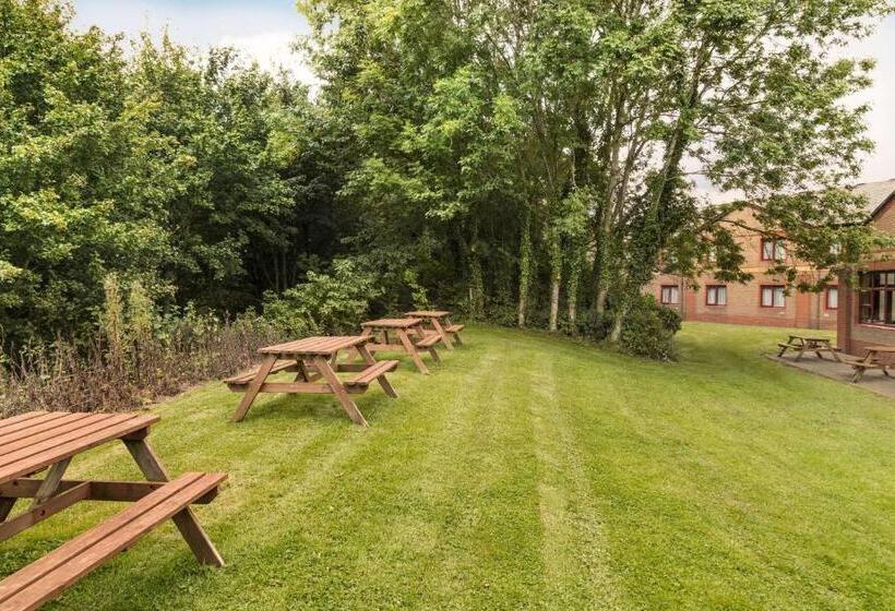 Отель Days Inn Magor