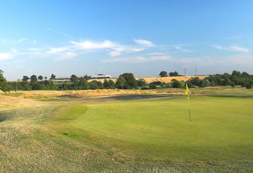 Отель De Vere Wokefield Estate