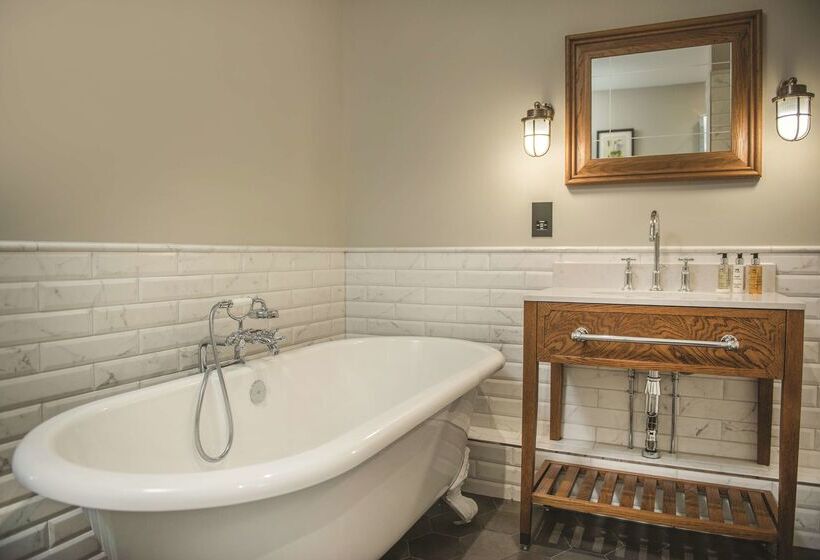 Отель De Vere Wokefield Estate