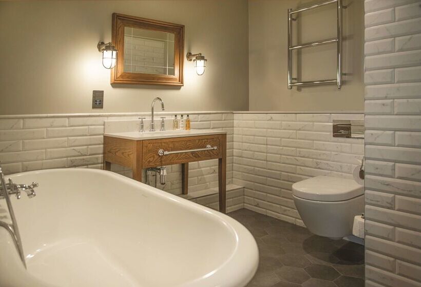 Отель De Vere Wokefield Estate