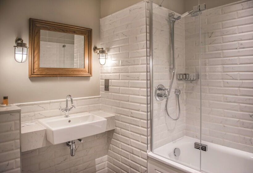 Отель De Vere Wokefield Estate