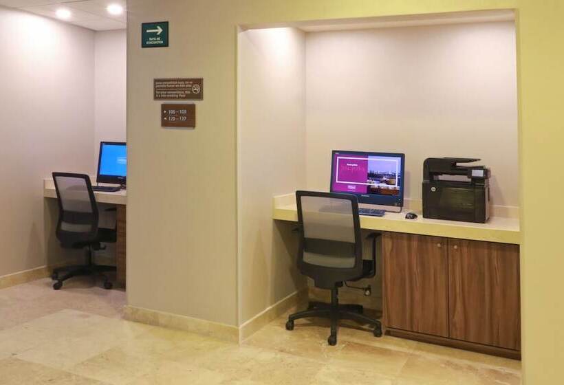 هتل Hampton By Hilton Chihuahua