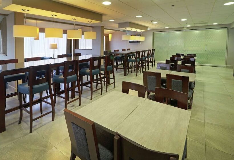 호텔 Hampton Inn By Hilton Monterrey Airport