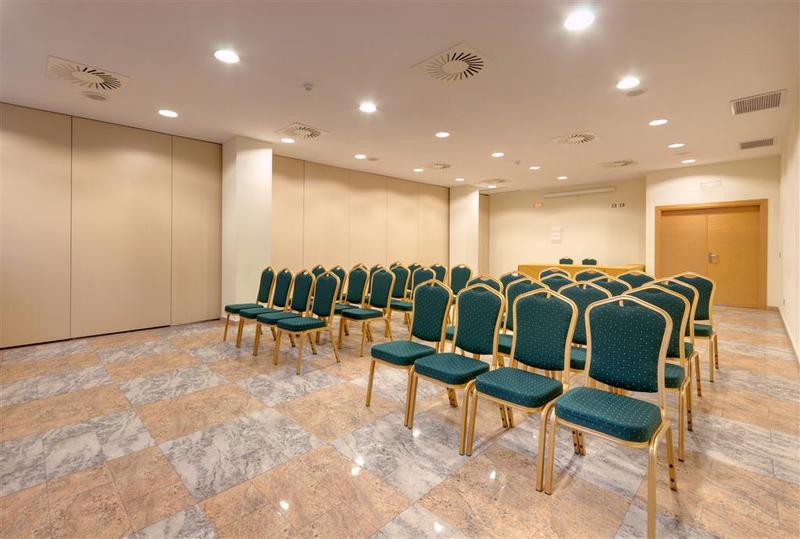 Отель Ramada By Wyndham Valencia Almussafes