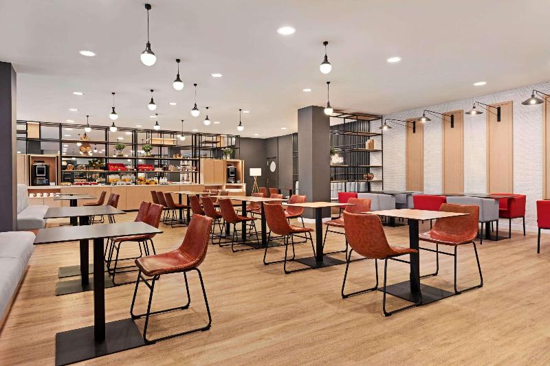 Отель Ramada By Wyndham Valencia Almussafes