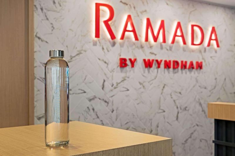Отель Ramada By Wyndham Valencia Almussafes