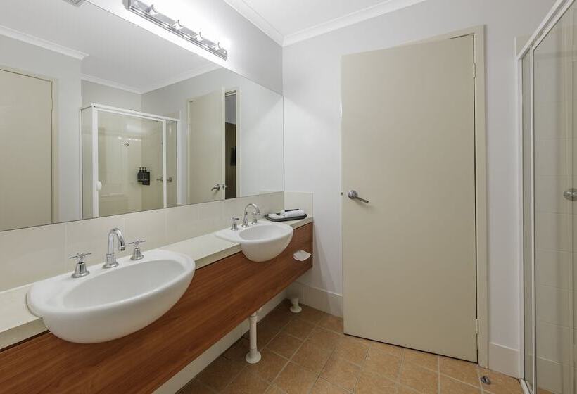 هتل Ramada Encore Belconnen