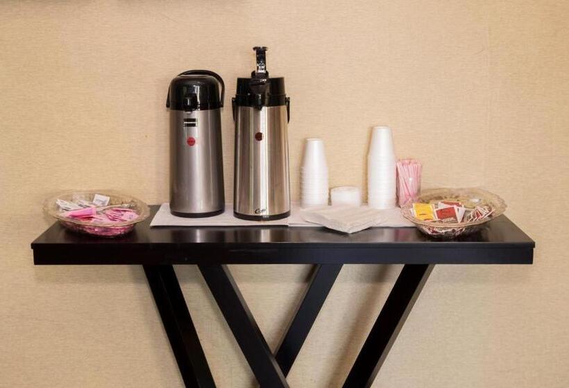 בית מלון כפרי Days Inn By Wyndham Williamsport