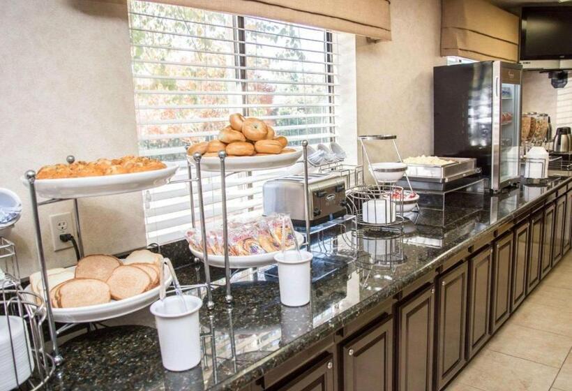 Отель Sleep Inn University Place