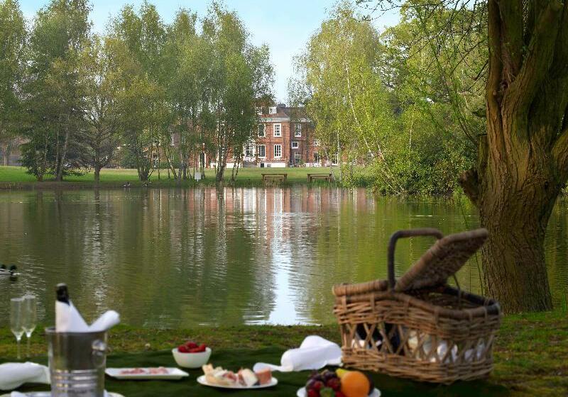 호텔 Stoke Place  Part Of The Cairn Collection