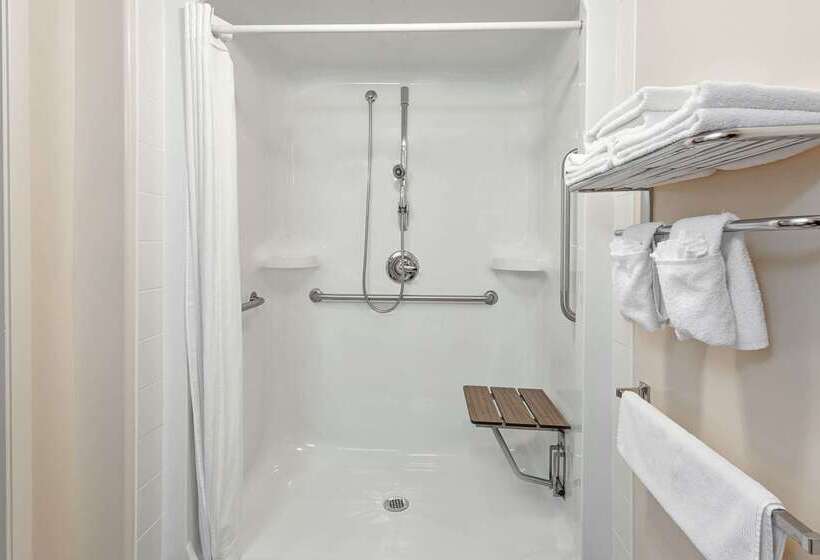 فندق Super 8 By Wyndham Caraquet