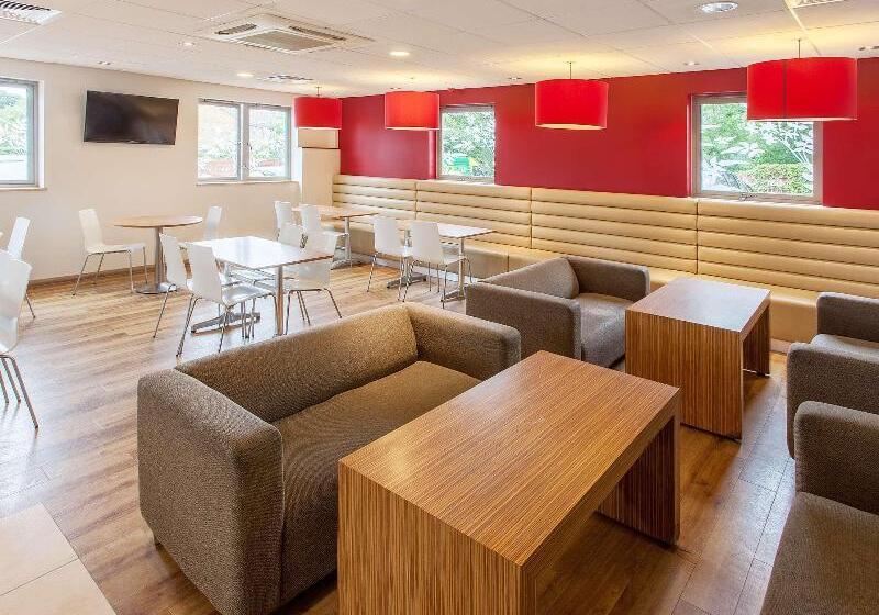 Отель Travelodge Bracknell Central