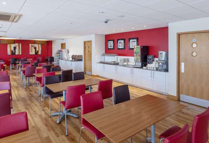 Отель Travelodge Slough