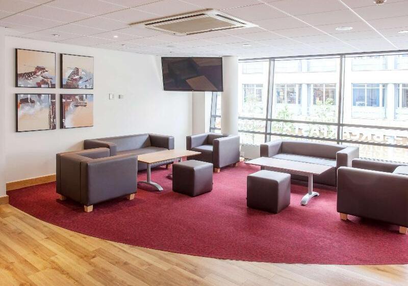 Отель Travelodge Slough