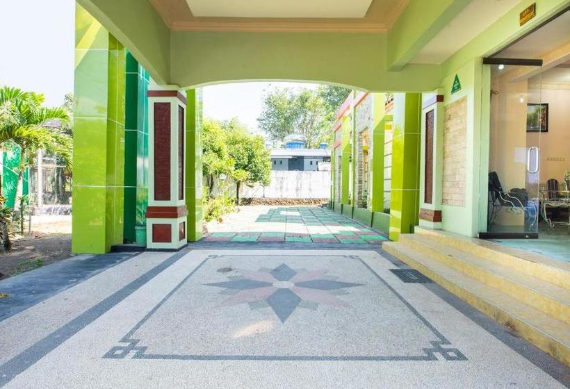 בית מלון כפרי Oyo 3452 Esemka  Residences Syariah
