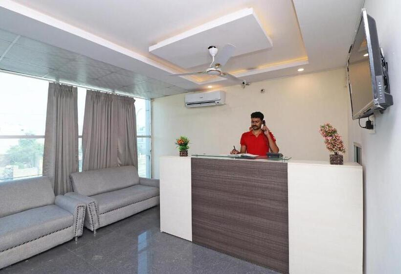 فندق Oyo 37918  Signature Inn