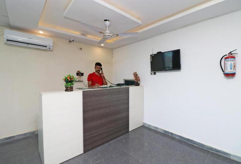 فندق Oyo 37918  Signature Inn