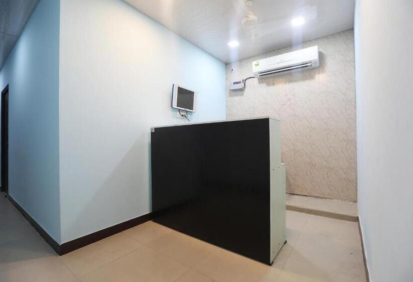 هتل Oyo 42640 Day Night Resort