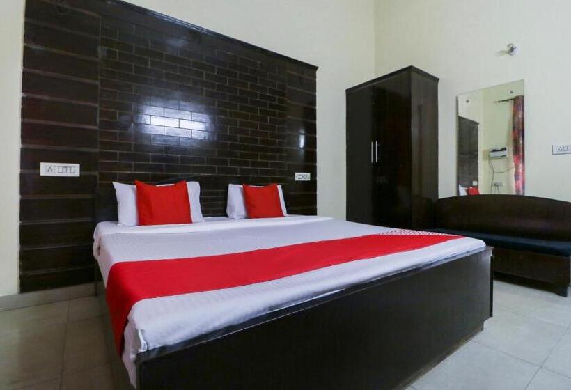 Отель Oyo 61138  Kamal Palace