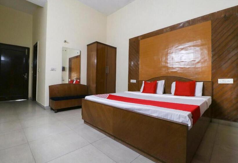 Отель Oyo 61138  Kamal Palace