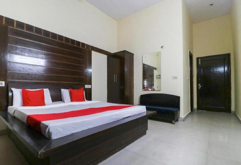 Отель Oyo 61138  Kamal Palace