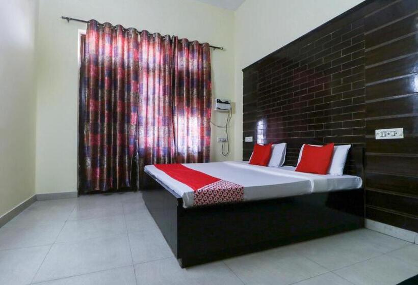 Отель Oyo 61138  Kamal Palace