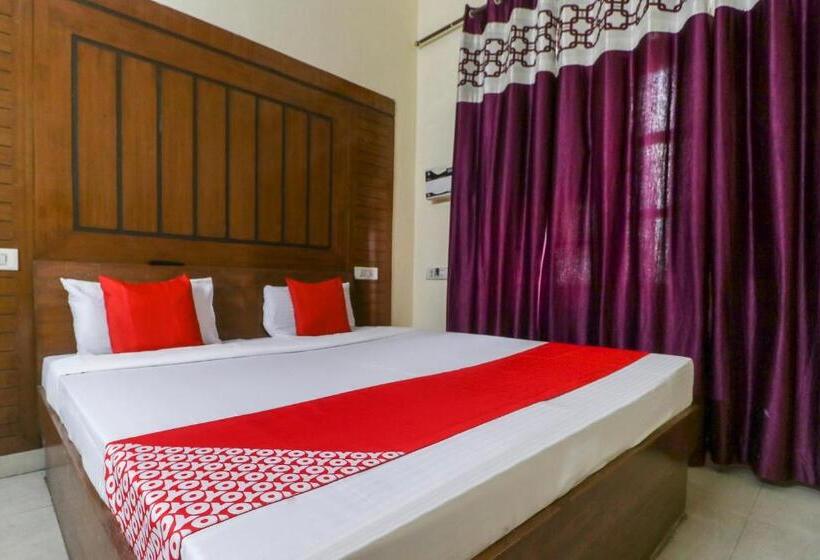 Отель Oyo 61138  Kamal Palace