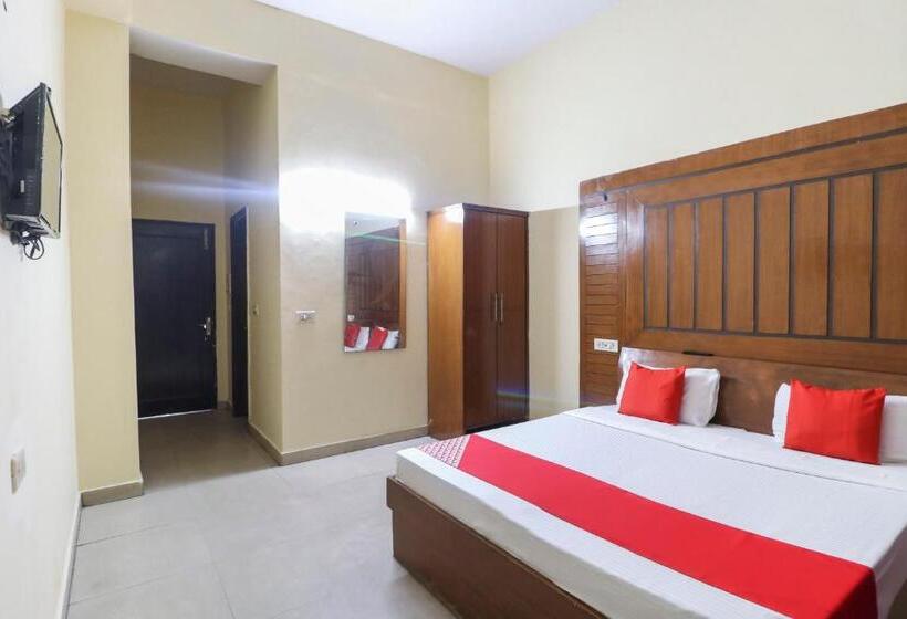 Отель Oyo 61138  Kamal Palace