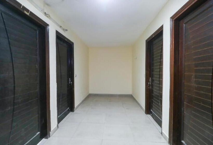 Отель Oyo 61138  Kamal Palace