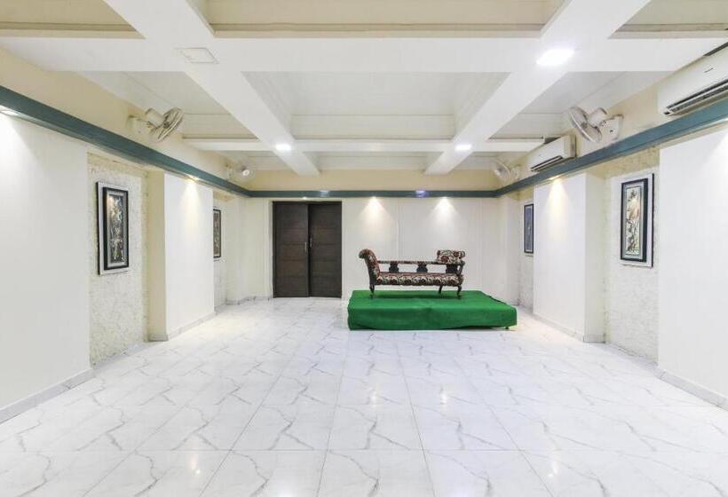 هتل Oyo 70824 Montieth Nest