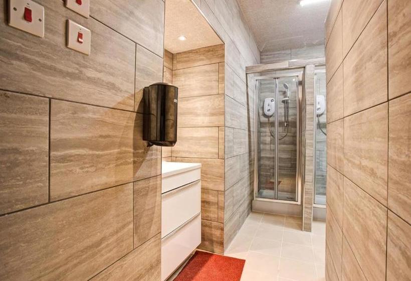 Отель Oyo The Benwell Apartments