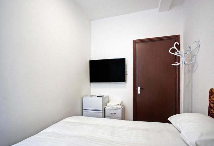 Отель Oyo The Benwell Apartments