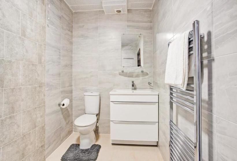 Отель Oyo The Benwell Apartments