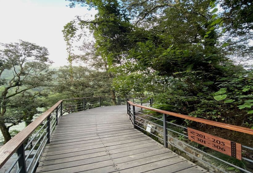 בית מלון כפרי The Rosefinch Sarovar Portico