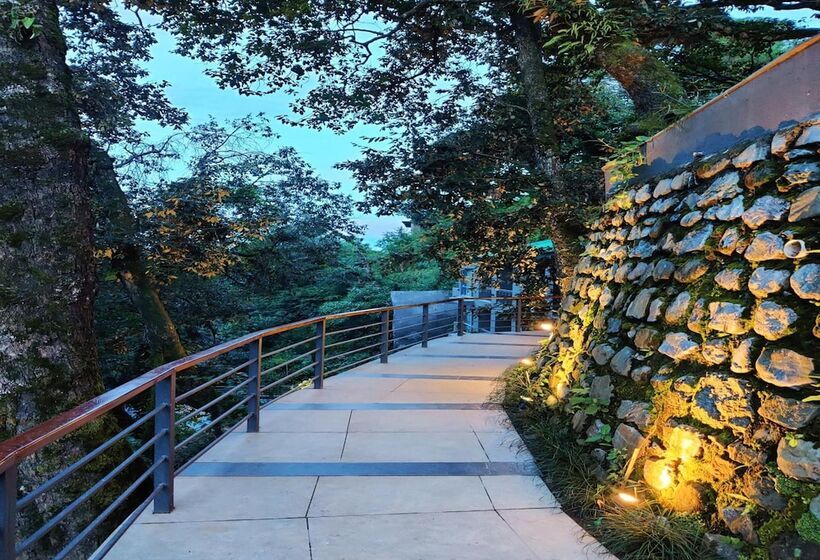 בית מלון כפרי The Rosefinch Sarovar Portico