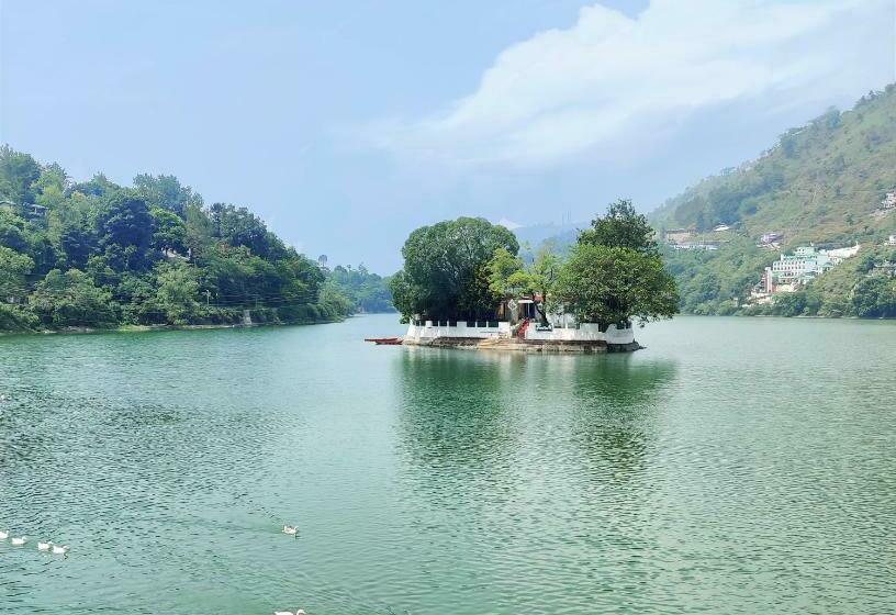 בית מלון כפרי The Rosefinch Sarovar Portico