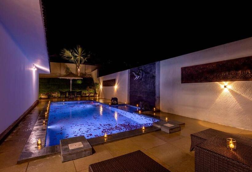 ホテル Tuskers Hill By Poppys Anaikatti